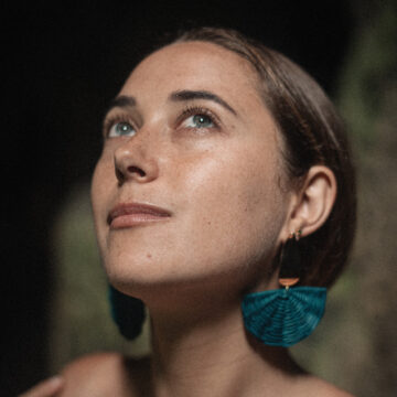 emma posando para una foto con un fondo desenfocado