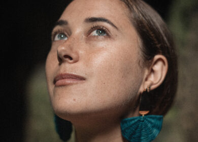 emma posando para una foto con un fondo desenfocado