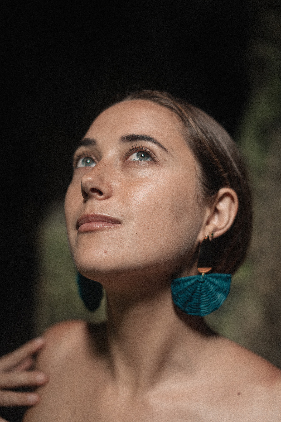 emma posando para una foto con un fondo desenfocado