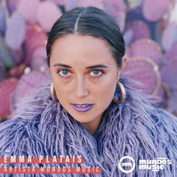 artista platais con labios lilas y cabello recogido